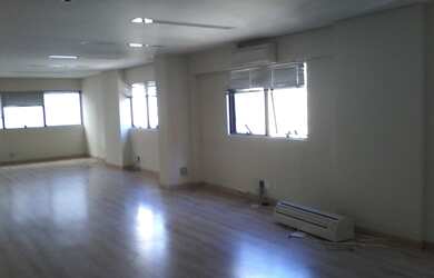 Imagem: O depósito possui 5 Vagas na garagem, 192m² de Área e está