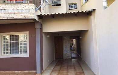 Imagem: A casa possui 3 Dormitórios, 2 Banheiros, 3 Vagas na garagem