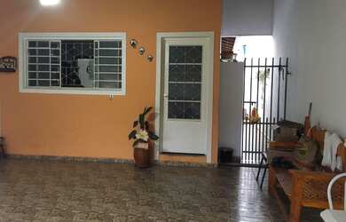 Imagem: A casa possui 3 Dormitórios, 2 Banheiros, 2 Vagas na garagem