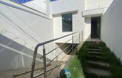 Imagem: A casa possui 3 Dormitórios, 3 Banheiros, 4 Vagas na garagem