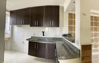 Imagem: O apartamento possui 2 Dormitórios, 1 Banheiro, 1 Vaga na garagem