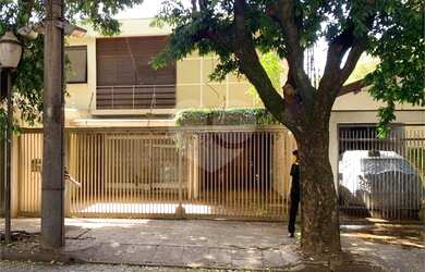 Imagem: A casa possui 4 Dormitórios, 4 Banheiros, 3 Vagas na garagem