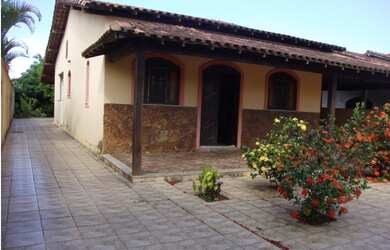 Imagem: A casa possui 3 Dormitórios, 3 Banheiros, 5 Vagas na garagem