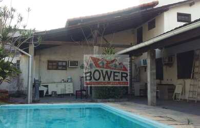 Imagem: A casa possui 4 Dormitórios, 5 Banheiros, 4 Vagas na garagem