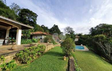 Imagem: A casa possui 4 Dormitórios, 3 Banheiros, 5 Vagas na garagem