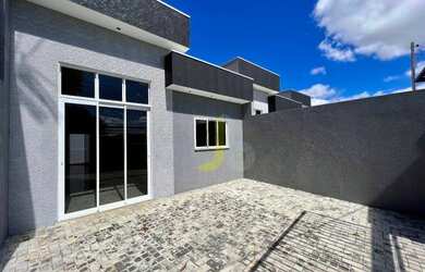 Imagem: A casa possui 3 Dormitórios, 2 Banheiros, 2 Vagas na garagem