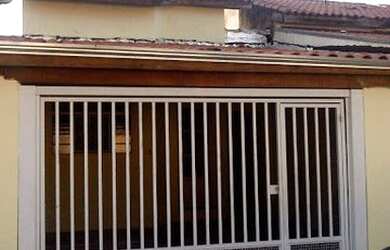 Imagem: A casa possui 2 Dormitórios, 2 Banheiros, 2 Vagas na garagem