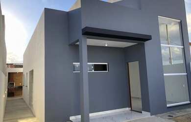 Imagem: A casa possui 3 Dormitórios, 2 Banheiros, 1 Vaga na garagem