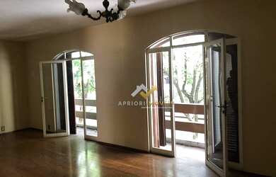 Imagem: O depósito possui 4 Vagas na garagem, 385m² de Área e está