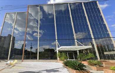 Imagem: O depósito possui 5 Vagas na garagem, 2.975m² de Área e