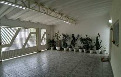 Imagem: A casa possui 2 Dormitórios, 2 Banheiros, 3 Vagas na garagem