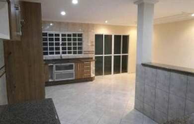 Imagem: A casa possui 3 Dormitórios, 2 Banheiros, 4 Vagas na garagem