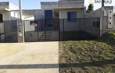 Imagem: A casa possui 3 Dormitórios, 2 Banheiros, 2 Vagas na garagem