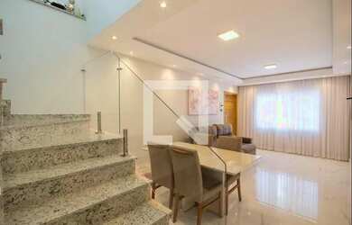 Imagem: A casa possui 3 Dormitórios, 3 Banheiros, 2 Vagas na garagem