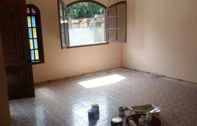 Imagem: A casa possui 2 Dormitórios, 2 Banheiros, 2 Vagas na garagem