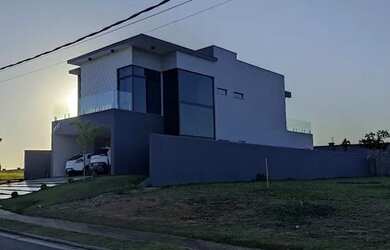 Imagem: A casa em condomínio possui 3 Dormitórios, 4 Banheiros, 4