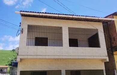 Imagem: A casa possui 3 Dormitórios, 1 Banheiro e está localizado