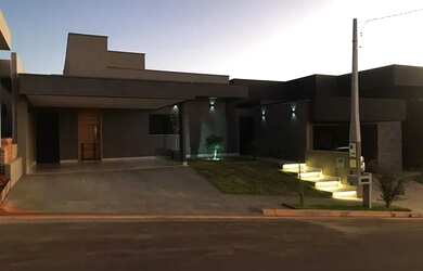 Imagem: A casa em condomínio possui 3 Dormitórios, 4 Banheiros, 2