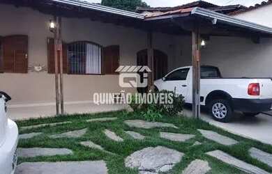 Imagem: A casa possui 3 Dormitórios, 2 Banheiros, 4 Vagas na garagem