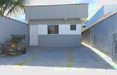 Imagem: A casa possui 2 Dormitórios, 2 Banheiros, 2 Vagas na garagem