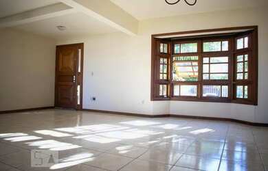 Imagem: A casa possui 4 Dormitórios, 4 Banheiros, 2 Vagas na garagem