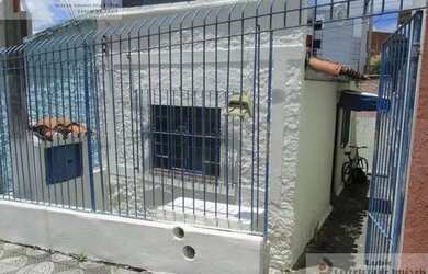 Imagem: A casa possui 1 Dormitório, 1 Banheiro, 1 Vaga na garagem