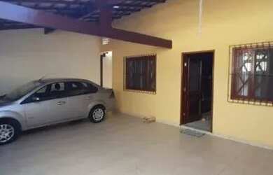 Imagem: A casa possui 2 Dormitórios, 1 Banheiro, 2 Vagas na garagem