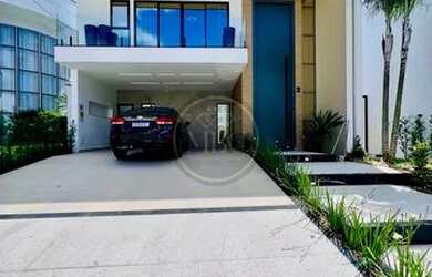 Imagem: A casa em condomínio possui 4 Dormitórios, 5 Banheiros, 4