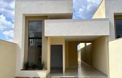 Imagem: A casa possui 2 Dormitórios, 2 Banheiros, 2 Vagas na garagem