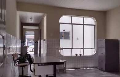 Imagem: A casa possui 3 Dormitórios, 1 Banheiro, 1 Vaga na garagem