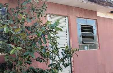 Imagem: A casa possui 3 Dormitórios, 1 Banheiro, 1 Vaga na garagem