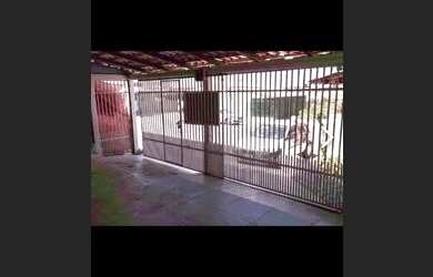 Imagem: A casa possui 3 Dormitórios, 1 Banheiro, 2 Vagas na garagem