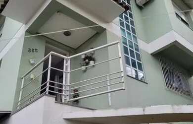 Imagem: A casa possui 3 Dormitórios, 1 Banheiro, 2 Vagas na garagem