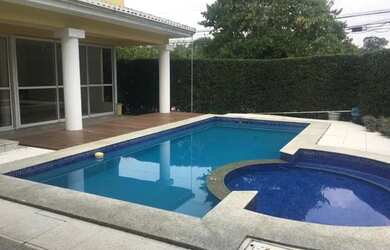 Imagem: A casa em condomínio possui 4 Dormitórios, 5 Banheiros, 4