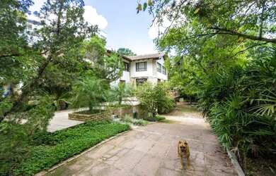 Imagem: A casa possui 4 Dormitórios, 3 Banheiros, 2 Vagas na garagem