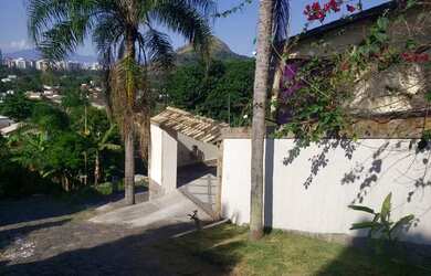 Imagem: A casa em condomínio possui 2 Dormitórios, 4 Banheiros, 3