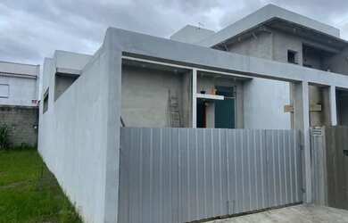 Imagem: A casa possui 2 Dormitórios, 1 Banheiro, 2 Vagas na garagem