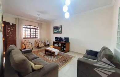 Imagem: A casa possui 4 Dormitórios, 1 Banheiro, 5 Vagas na garagem