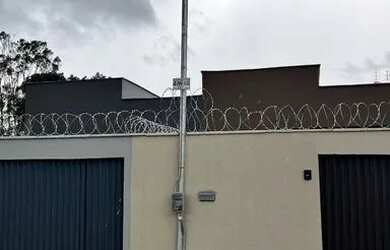 Imagem: A casa possui 3 Dormitórios, 2 Banheiros, 2 Vagas na garagem