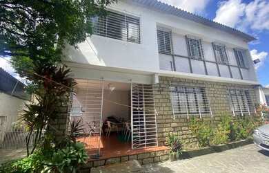 Imagem: A casa possui 5 Dormitórios, 4 Banheiros, 4 Vagas na garagem