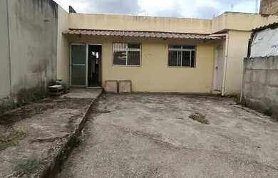 Imagem: A casa possui 3 Dormitórios, 1 Banheiro, 3 Vagas na garagem