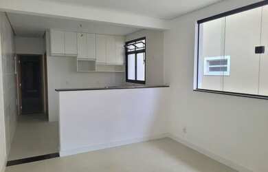 Imagem: A casa possui 3 Dormitórios, 2 Banheiros, 1 Vaga na garagem