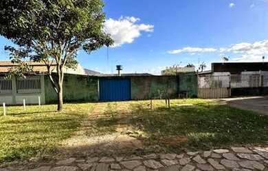 Imagem: A casa possui 3 Dormitórios, 2 Banheiros, 5 Vagas na garagem