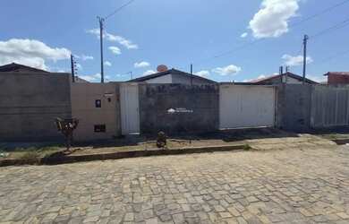 Imagem: A casa possui 2 Dormitórios, 2 Banheiros, 3 Vagas na garagem