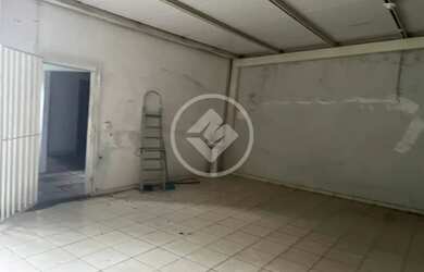 Imagem: A casa possui 3 Dormitórios, 2 Banheiros, 5 Vagas na garagem