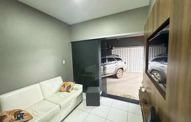 Imagem: A casa possui 4 Dormitórios, 2 Banheiros, 2 Vagas na garagem