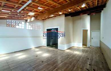 Imagem: A casa possui 2 Dormitórios, 2 Banheiros, 2 Vagas na garagem