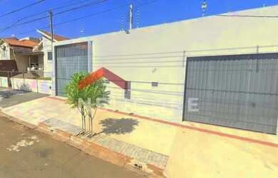 Imagem: A casa possui 3 Dormitórios, 2 Banheiros, 3 Vagas na garagem