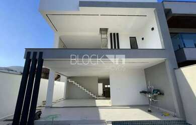 Imagem: A casa em condomínio possui 4 Dormitórios, 4 Banheiros, 2