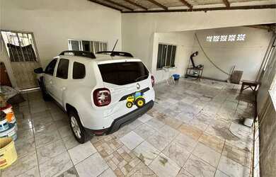 Imagem: A casa possui 4 Dormitórios, 3 Banheiros, 3 Vagas na garagem